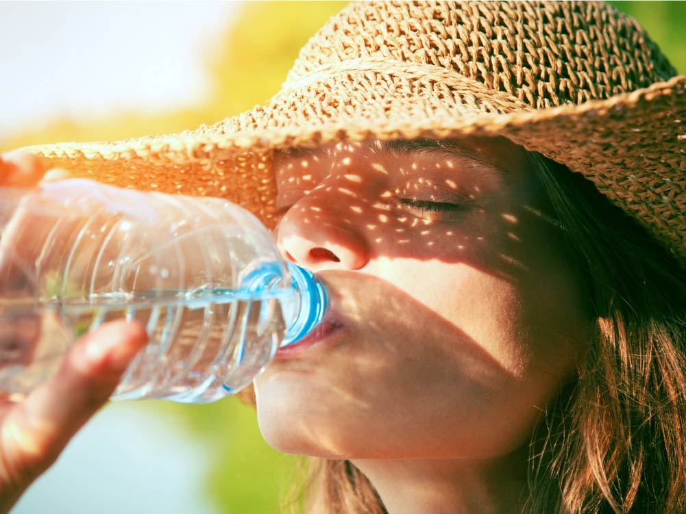 Hitzeschutz: Trinke 2-3 Liter Wasser am Tag