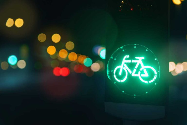 In einer autofreien Innenstadt steht die Radfahrer-Ampel auf grün