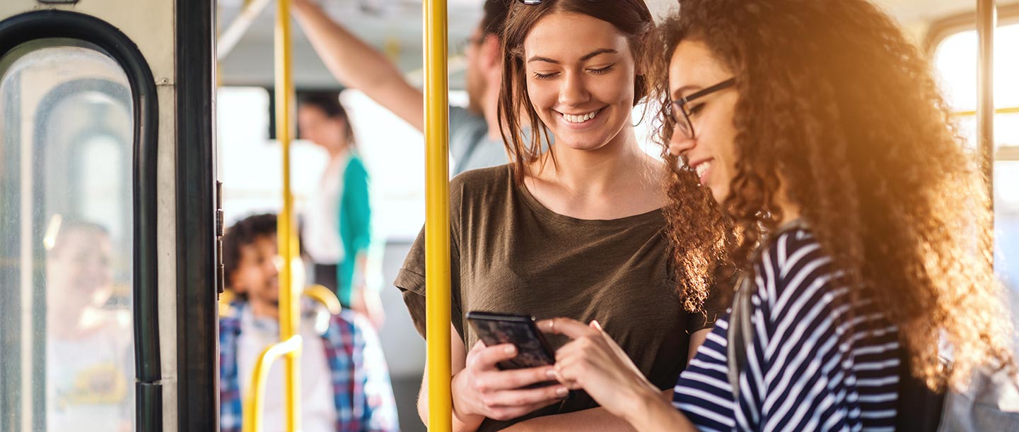 Zwei junge Frauen fahren im Bus und verdienen sich Klima-Taler